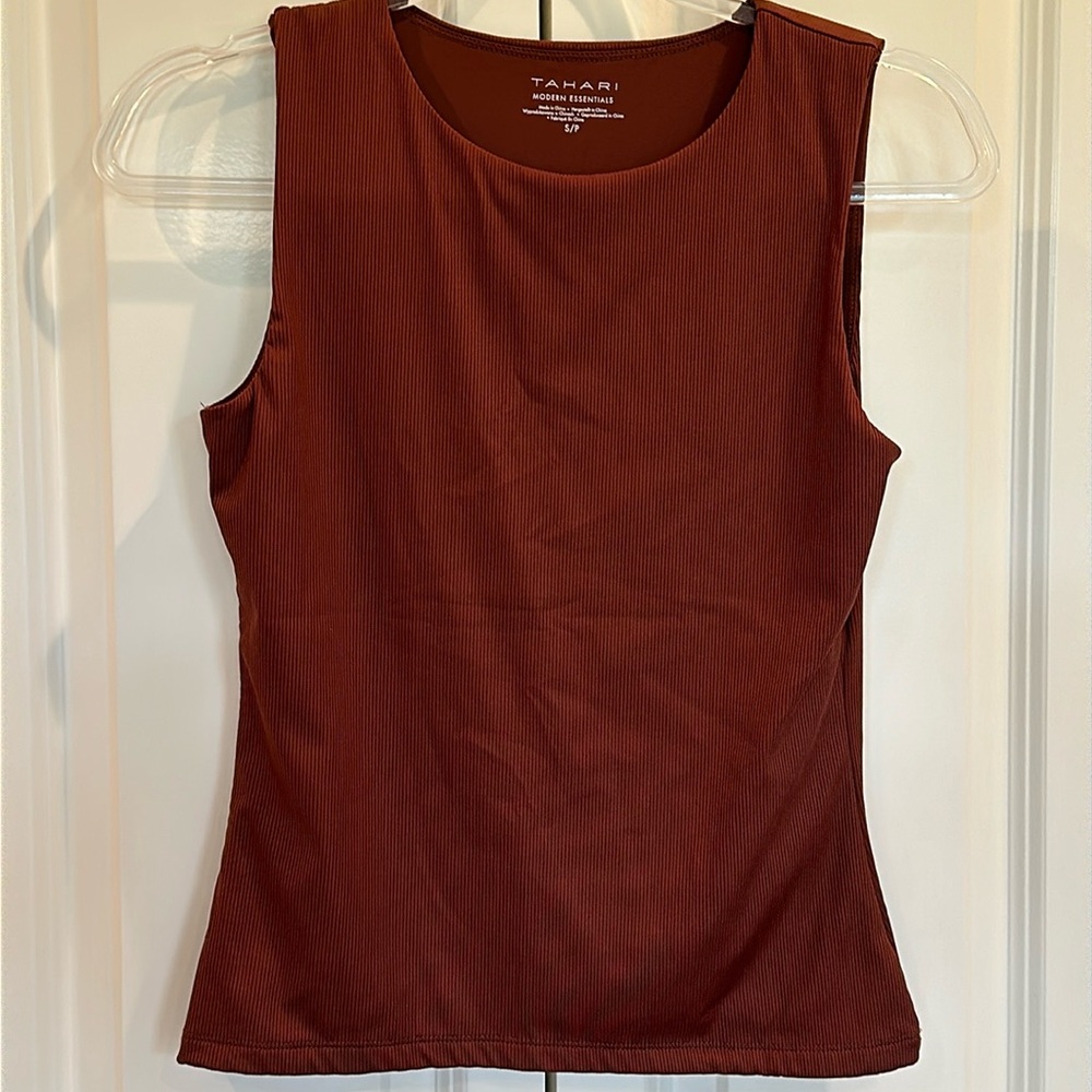 TAHARI SLEEVELESS TANK TOP - Size S